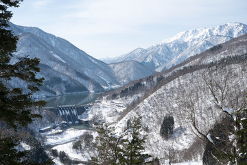 冬山とダム