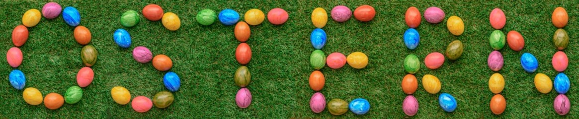 Schriftzug Ostern aus Ostereiern