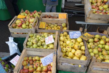Marktstand mit alten Apfelsorten