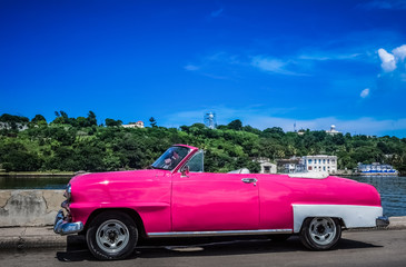HDR - Pinker amerikanischer Cabriolet Oldtimer parkt auf dem Malecon in Havanna Kuba  - Serie Kuba Reportage