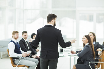  CEO speaks at the workshop business team in a modern office