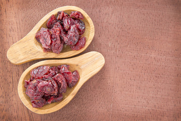 Obraz premium Dried cranberries on wooden background