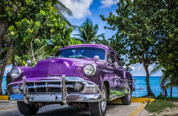 HDR - Amerikanischer Oldtimer parkt am Strand von Varadero Kuba - Serie Kuba Reportage - obrazy, fototapety, plakaty