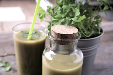 Gesunder, grüner Smoothie 