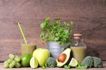 Gesunder, grüner Smoothie 