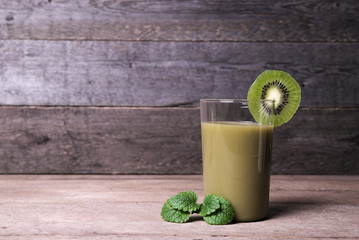 Gesunder, grüner Smoothie 