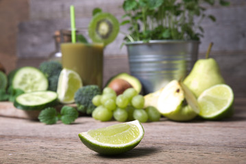 Gesunder Cocktail aus Früchten und Gemüse