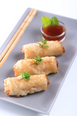 plat de nems sur fond blanc