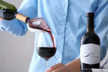 Photo sur Plexiglas Vin Sommelier pouring red wine into glass