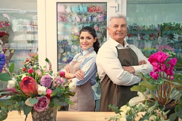 Cercles muraux Fleuriste Fleuristes masculins et féminins dans le magasin de fleurs