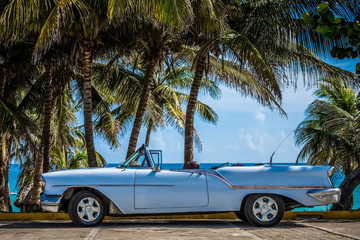 HDR - klasyczny biały amerykański kabriolet zaparkowany przed plażą w Varadero na Kubie - reportaż Serie Cuba - 140563362