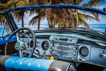 HDR - Interieur Cockpit Ansicht von einem blauen amerikanischen Oldtimer am Strand mit Blick auf...