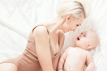 Obraz na płótnie Canvas Mother with her 6 months son.