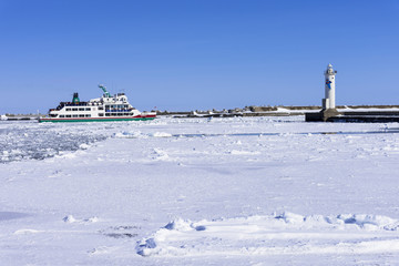 オホーツク海の流氷と砕氷船 © san724
