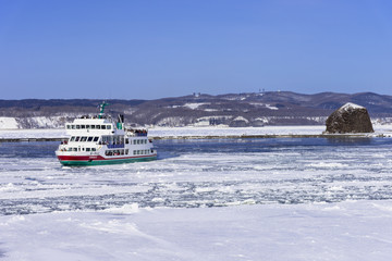 オホーツク海の流氷と砕氷船 © san724
