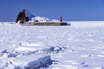 ウトロの港の雪景色