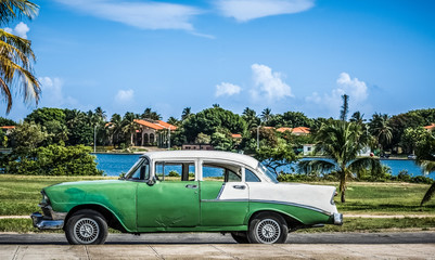 HDR - Amerikanischer Oldtimer mit weissen Dach parkt in der Nähe vom Strand unter Palmen in Varadero Kuba - Serie Kuba Reportage