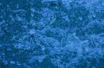 Raindrops falling into water.The raindrops are heavy.Large splashes into the water,