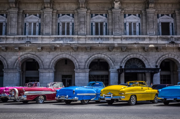 HDR - Farbenfrohe amerikanische Cabriolets Oldtimer parken aufgereiht in der Mitte auf der Hauptstraße von Havanna Kuba - Serie Kuba Reportage