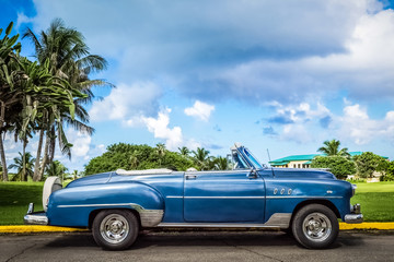 HDR - Blauer amerikanische Cabriolet Oldtimer parkt am Golfplatz von Varadero Kuba - Serie Kuba...