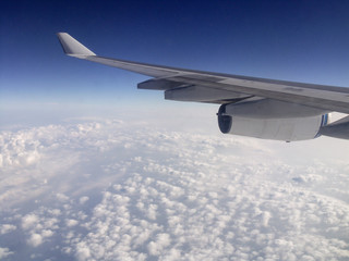 Obraz premium Clouds with airplane wing