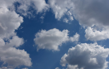 Fototapeta na wymiar 青空と雲、青空に○のイメージ