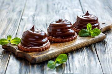 Cakes with souffle in chocolate glaze.