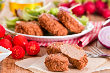 Meatballs with salad.
