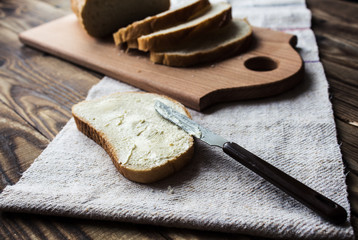 sliced bread and spread butter