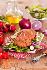 Meatballs with salad.