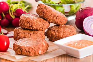 Meatballs with salad.