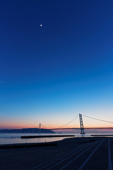 Fototapeta premium アジュール舞子から見る夕暮れの明石海峡大橋