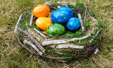 Farbenfrohes Osternest