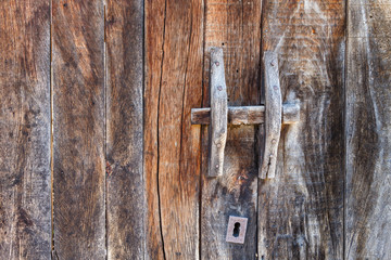 Cierre de puerta de madera. Rural, tradicional.