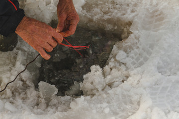 Obraz premium male hands holding a rope