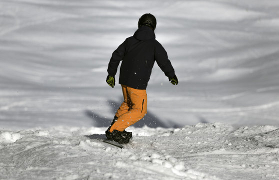 Snowboarder mit schwarzer Jacke