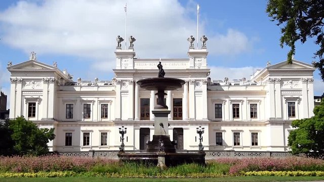 Construction of this new building began in 1874, when the old main building Kungshuset had become too small for the growing number of students.