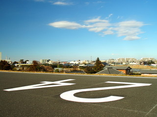 数字の書かれた道路のある風景