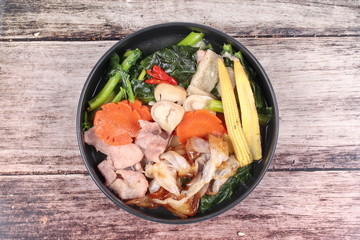Fried big noodle with Chinese kale ,pork,vegetable in soup.