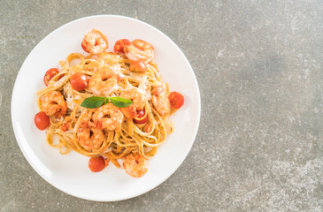 spaghetti with shrimps, tomatoes, basil and cheese