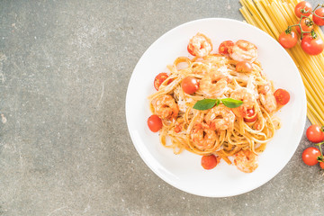 spaghetti with shrimps, tomatoes, basil and cheese