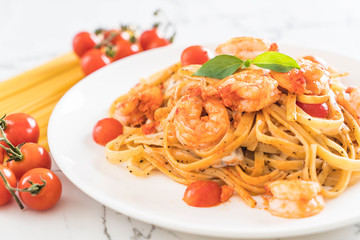 spaghetti with shrimps, tomatoes, basil and cheese