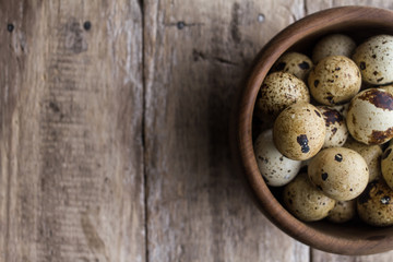 Obraz na płótnie Canvas quail eggs on rustic wooden table