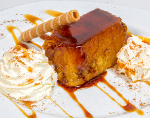 Postre de tocino de cielo con nata y varquillo de galleta