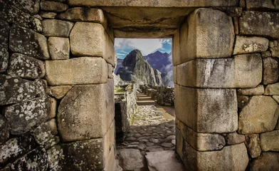Papier Peint photo Machu Picchu Porte à Machu Picchu encadre une vue de Huayna Picchu, Machu Picchu, site du patrimoine mondial de l& 39 UNESCO, Vallée Sacrée, Pérou