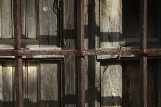 Ventana de madera y hierro antigua