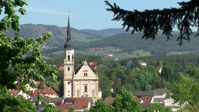 Pischelsdorf am Kulm in der Oststeiermark mit Pfarrkirche (Totale)