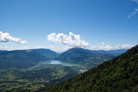 Vista del lago di Santa Croce in Alpago,Belluno,Italia