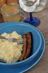 Deux chipolatas avec de la purée de pommes de terre 