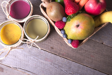 Smoothies aus unterschiedlichen Früchten